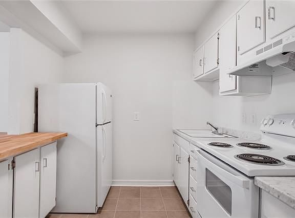 3rd image of 1713 Burgundy St #203