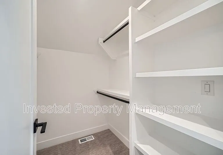 1405 N Yates St — Photo 24