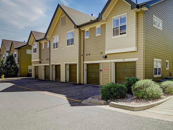 Walking distance to Olde town, bus station and light rail!