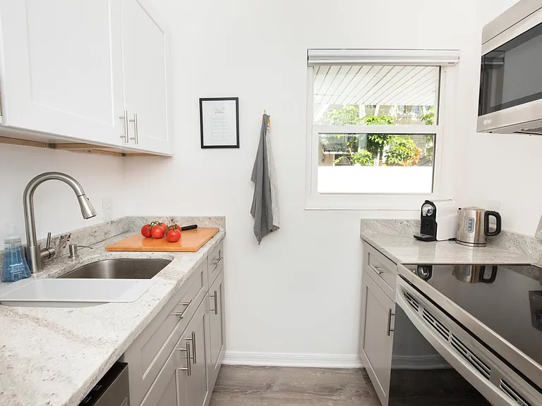 320 10th Ave NE #1 — Photo 9