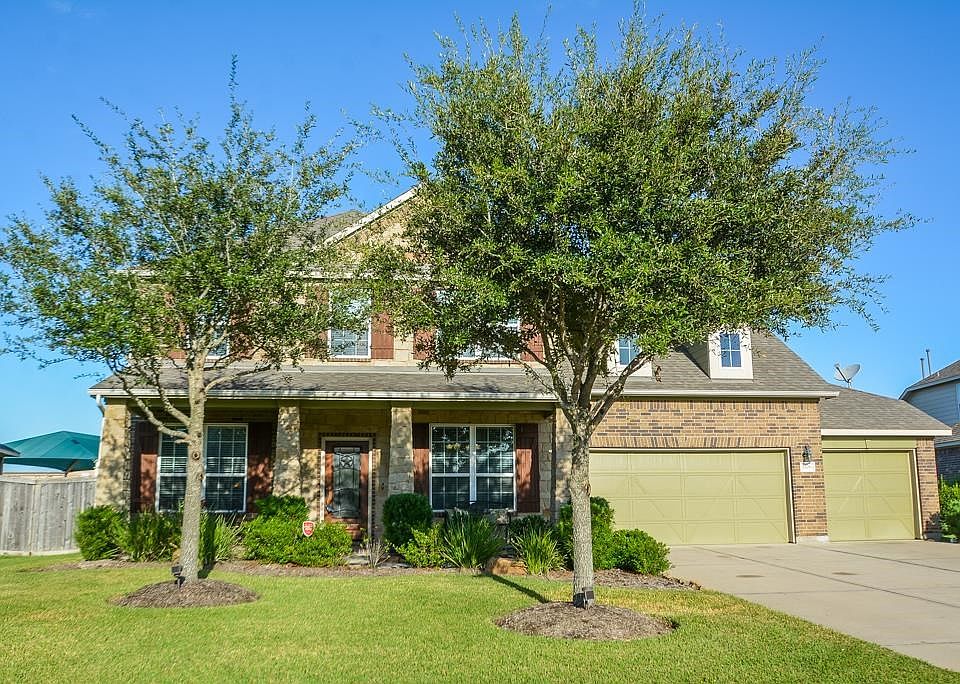 This beautiful 5 bedroom,  4.5 bath home in located in Woodcreek Reserve just minutes from I-10. Convenience to the freeway is just one of the desirable attributes of this neighborhood.