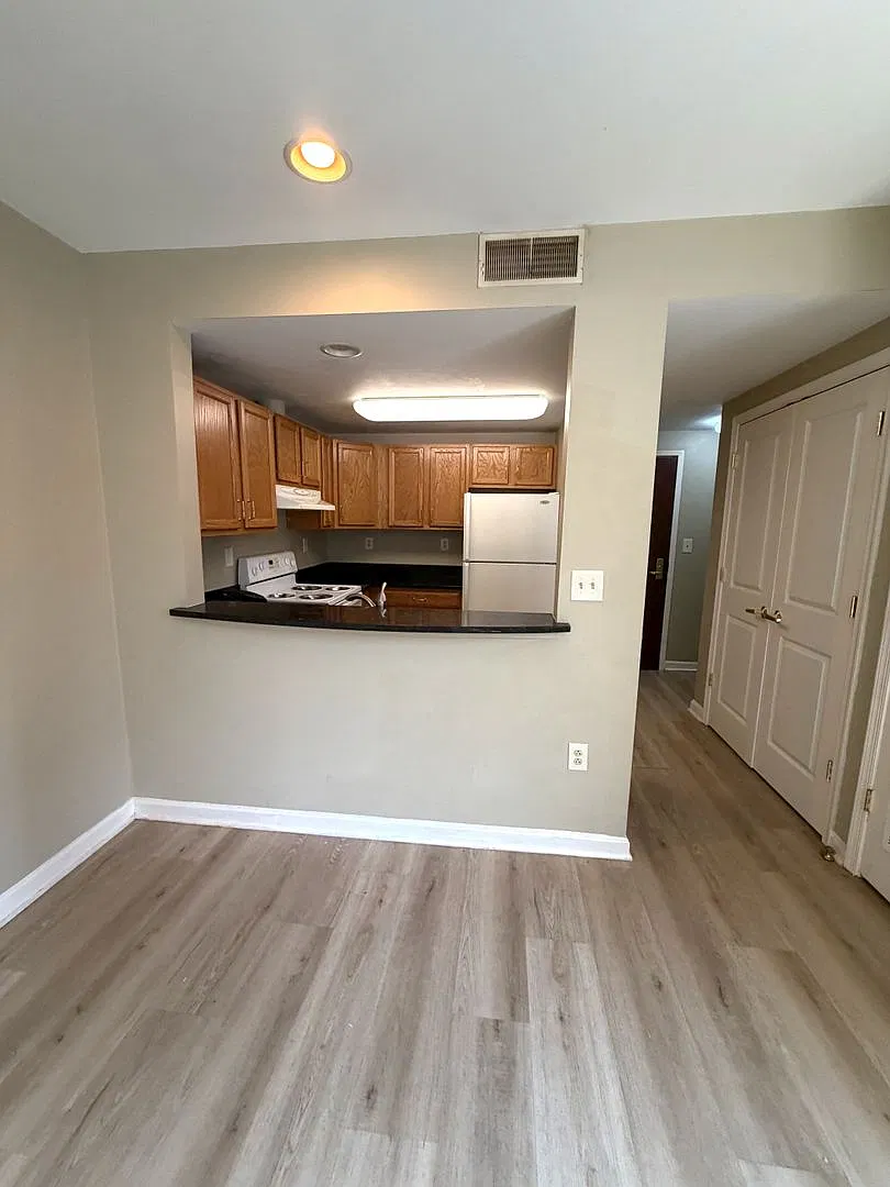 Astor Court Apartments — Photo 4