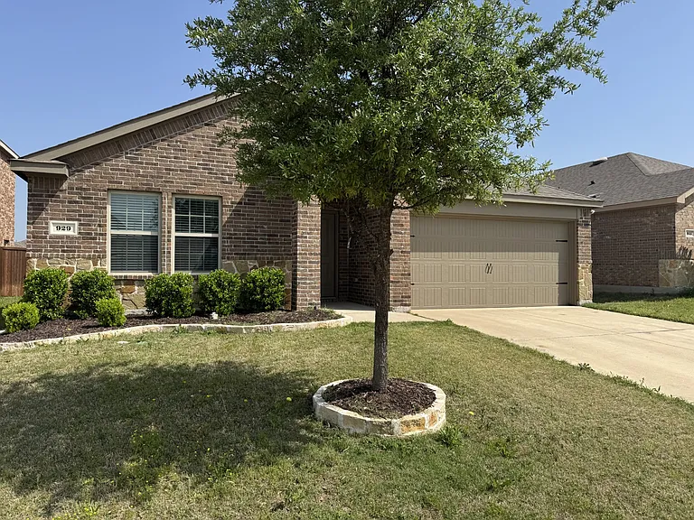 929 Alton Dr — Photo 3