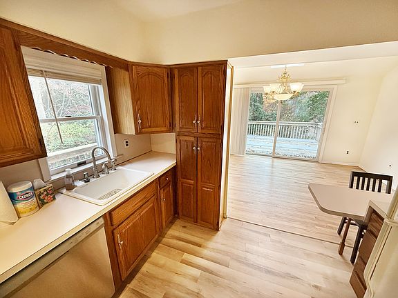 4th image of 48 Brook Dr