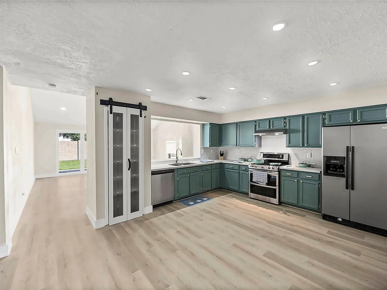 4 bed, 2.0 bath, 1760 sqft, $2,200 — Photo 3