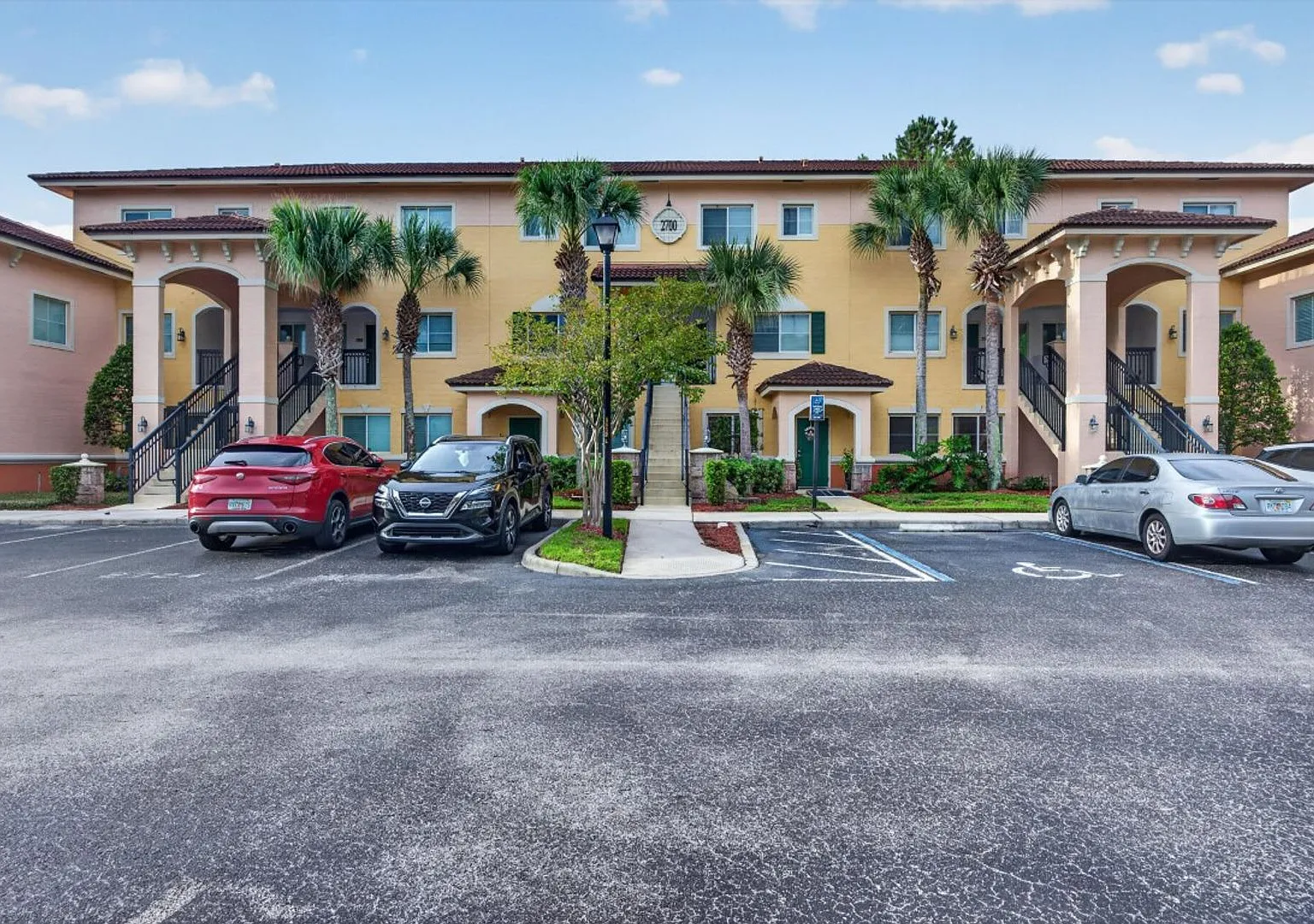 Spacious condo for rent — Photo 1