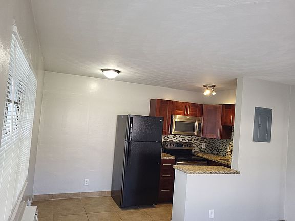 4th image of 1011 NE 8th Ave APT 1