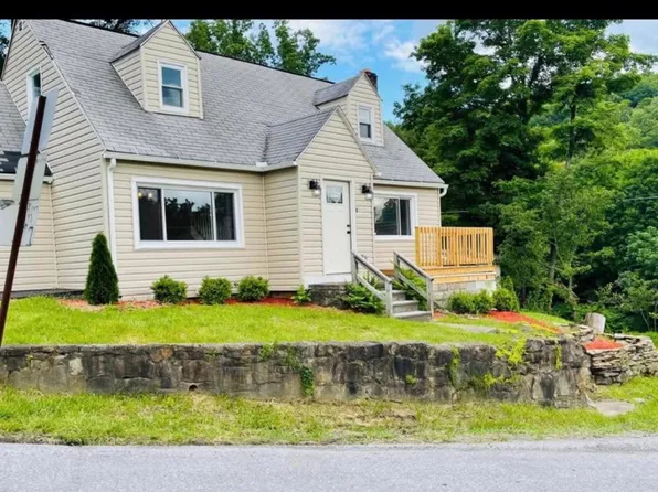 1477 Erickson Dr, Johnstown, PA 15904