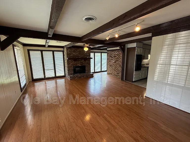 702 Ynestra Dr — Photo 2