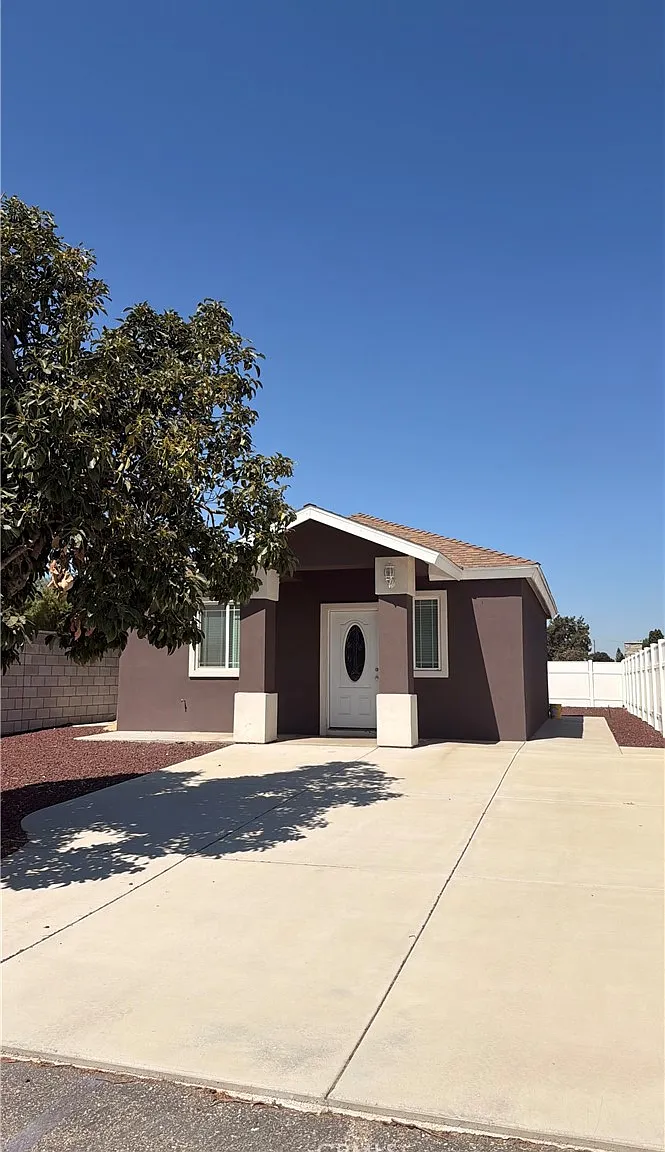 2 bed, 700 sqft, $2,300 — Photo 1