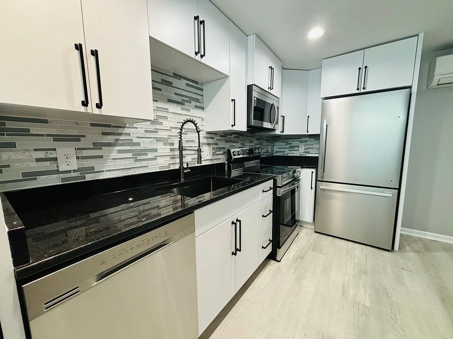 2 Bedroom 1 Bath Apartment *Newly Renovated Summer 2023* — Photo 4
