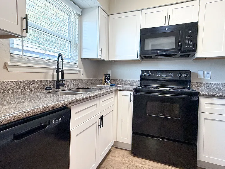 Ingleside Gardens Apartments — Photo 26