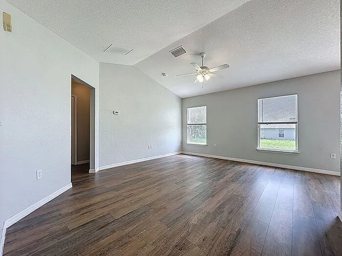 3 bed, 2.0 bath, 1211 sqft, $1,575 — Photo 4