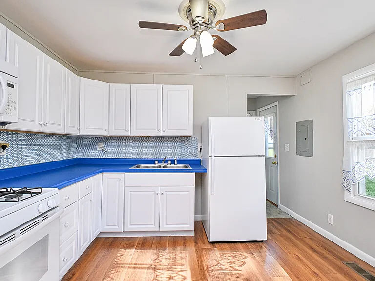 647 Bellaire Ct — Photo 5