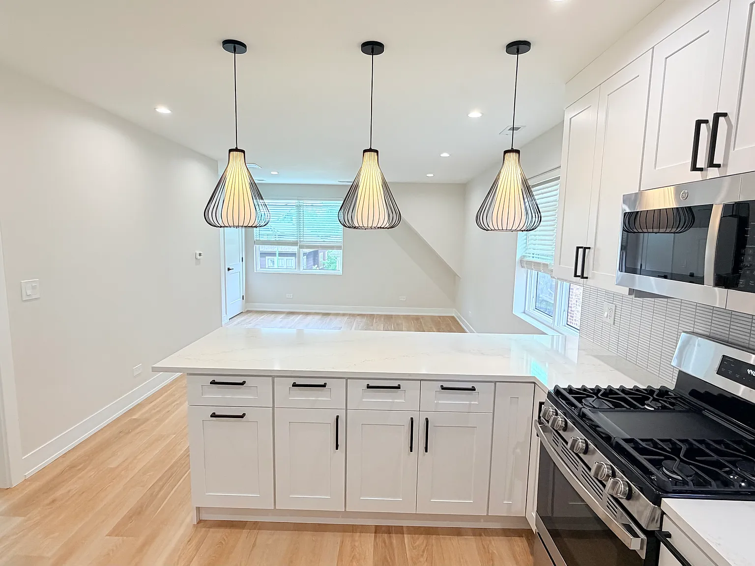 3 bed, 1100 sqft, $2,600 — Photo 2
