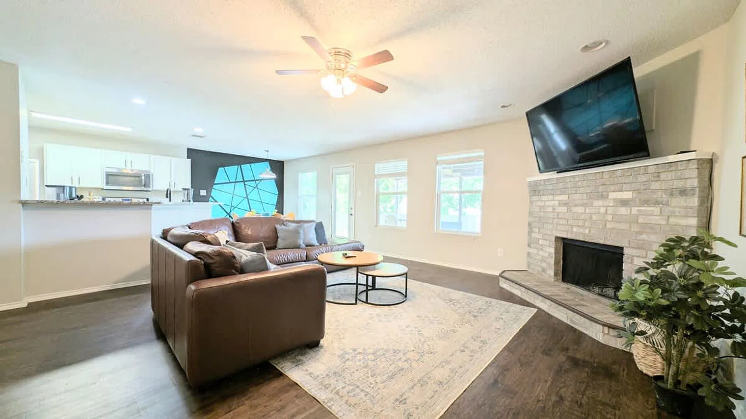 3 bed, 2.0 bath, 1894 sqft, $4,780 — Photo 3