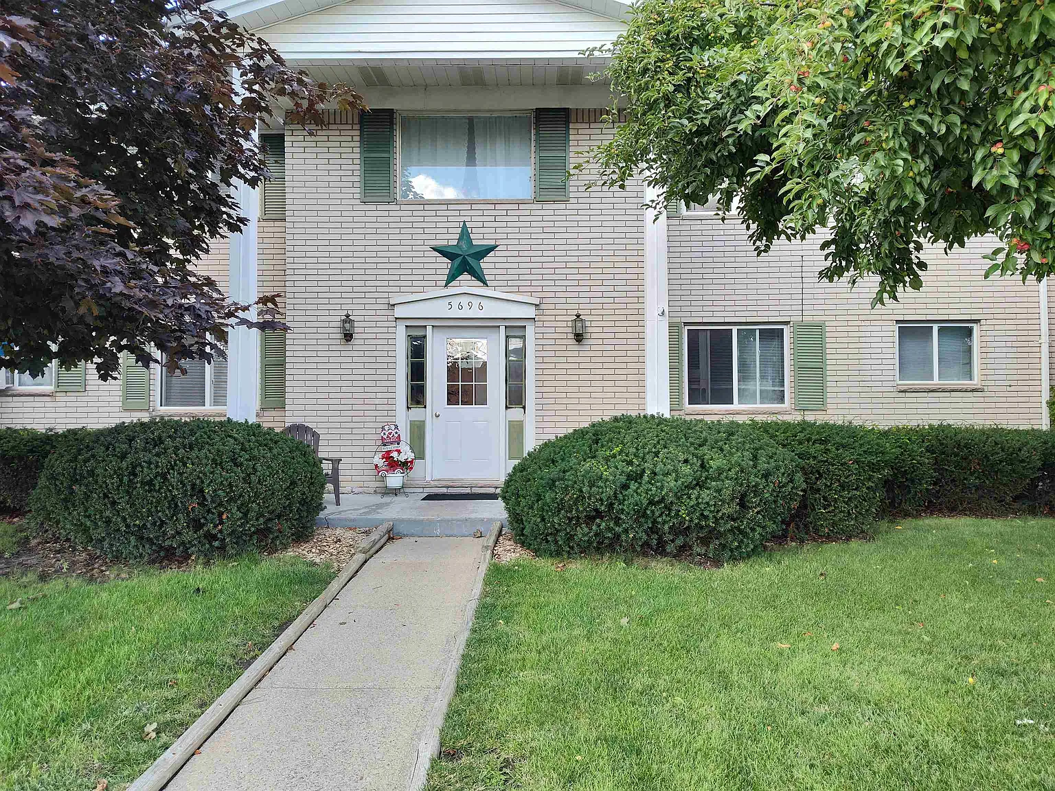 5696 George St photo 1