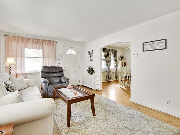 4th image of 292 Division Ave