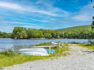 12 Grove Rd, Oak Ridge, NJ 07438