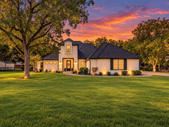 8017 W Landings Rd, Granbury, TX 76049