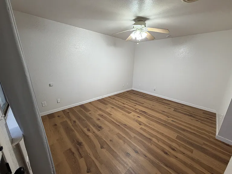 464 W Lincoln Ave — Photo 5