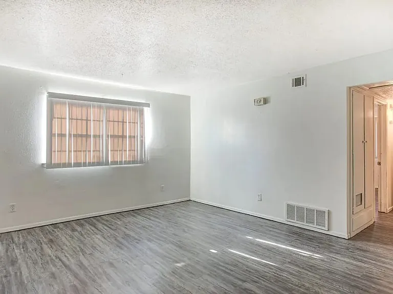 Chalet Apartments — Photo 6