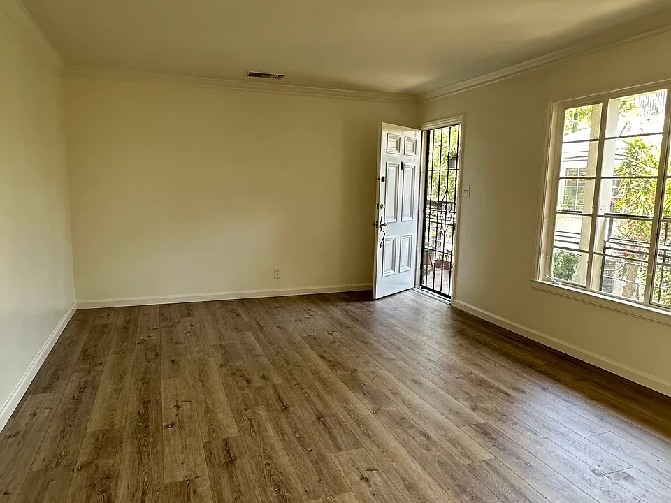 spacious livingroom