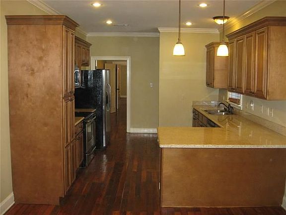 4th image of 2002 Cambronne St