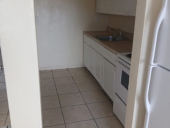 2nd image of 521 NE 35th Ct #P