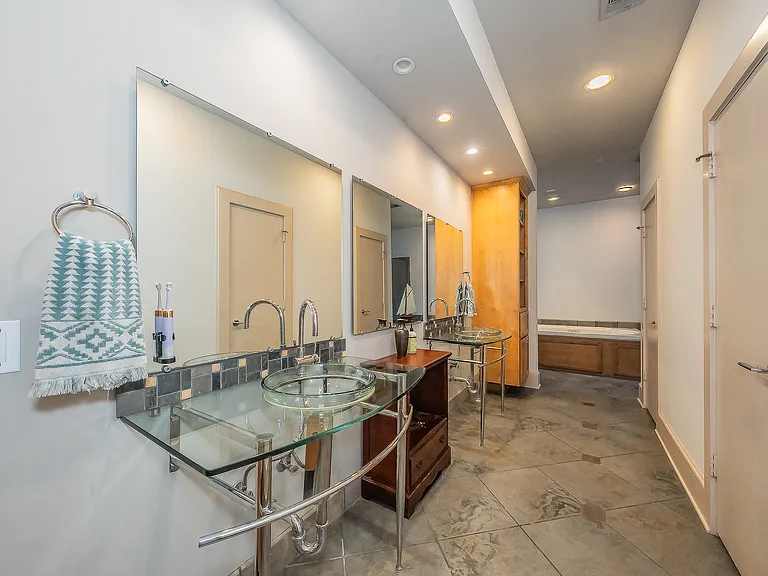 3911 Gilbert Ave #G — Photo 28