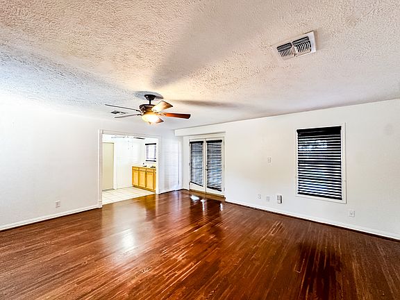 3rd image of 3322 Heritage Ln