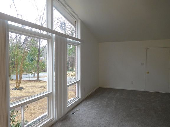 2nd image of 204 Lakeview Dr