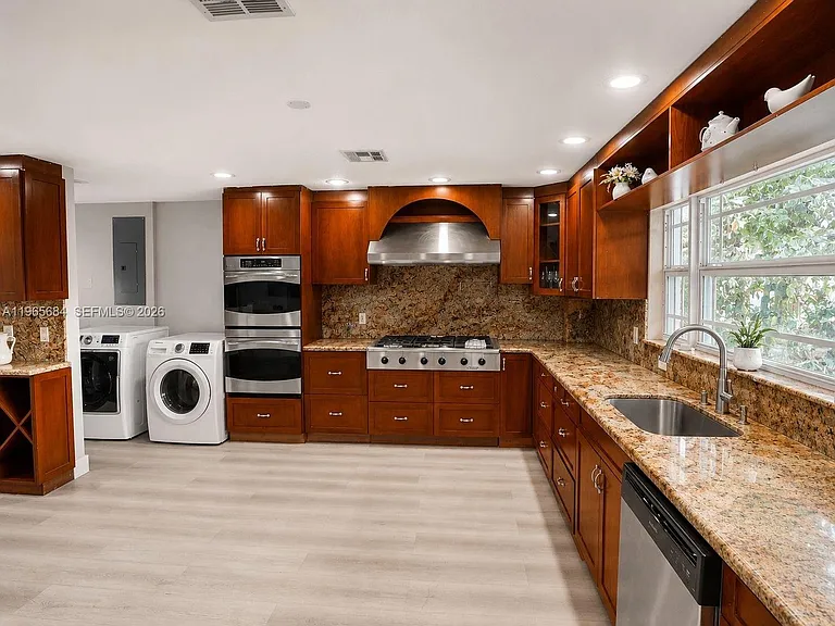 901 SW 121st Ave — Photo 5