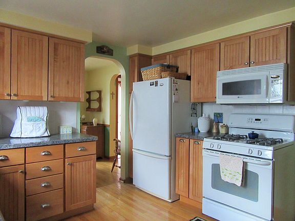 3rd image of 594 Cornwall Ave