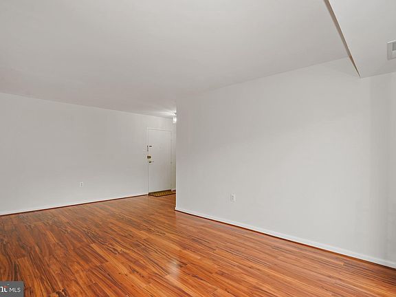 3rd image of 6139 Leesburg Pike APT 402