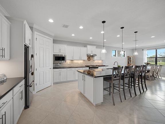 4th image of 345 SE Huntington Cir