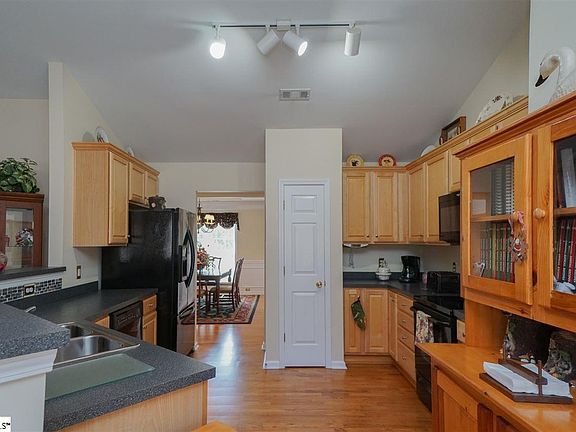 5th image of 305 Grimes Dr