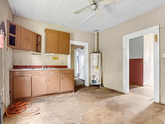 5th image of 361 Roselane St