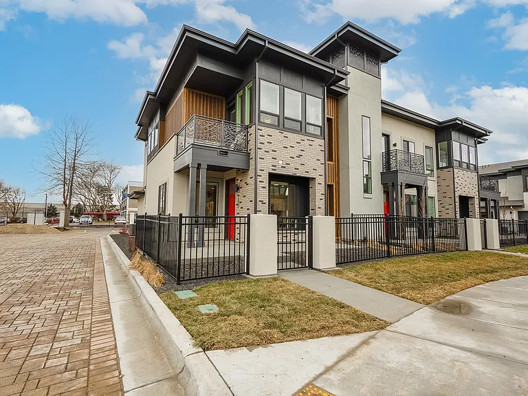 290 S Filbert Ln — Photo 1