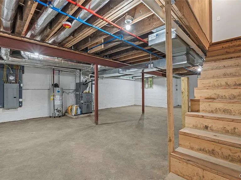 106 Wellington Rd — Photo 30