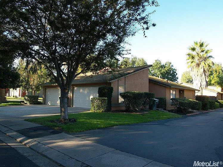4068 Elmo Loop photo 1