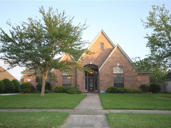 106 Paint Brush St, Lake Jackson, TX 77566