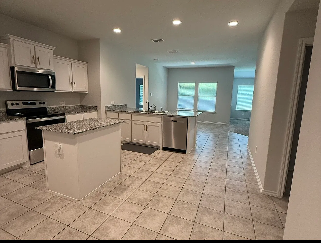 5 bed, 1998 sqft, $2,695 — Photo 4
