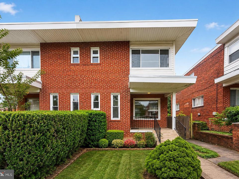 1st image of 655 Kensington Pl NE