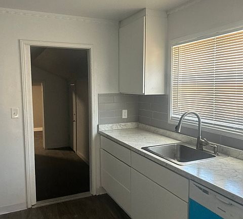 4th image of 2400 Carlsbad Ave
