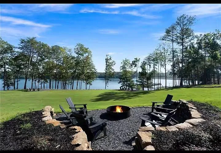 4 bed, 3.5 bath, 3862 sqft, $8,000 — Photo 2
