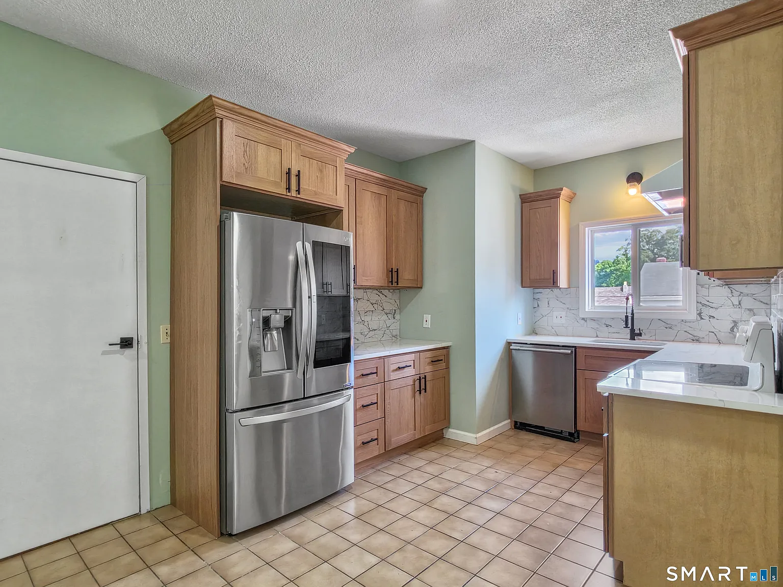 3 bed, 1.0 bath, 1232 sqft, $2,000 — Photo 2