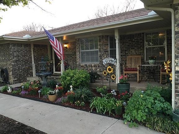 3rd image of 1923 Holly Ln