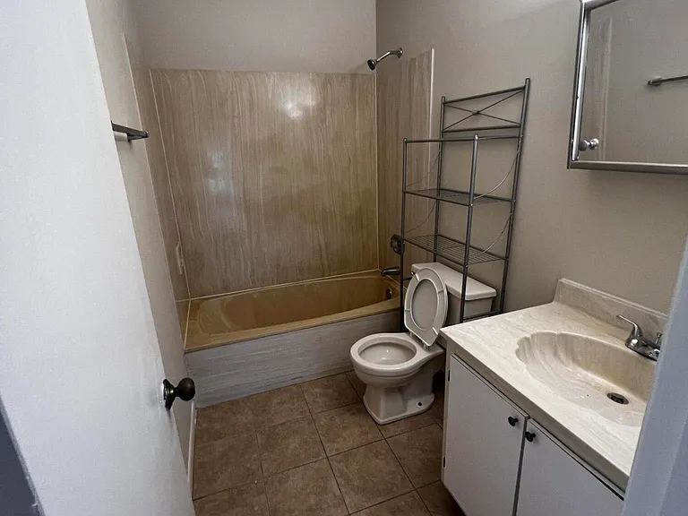 4215 S 57th Ave #E — Photo 7
