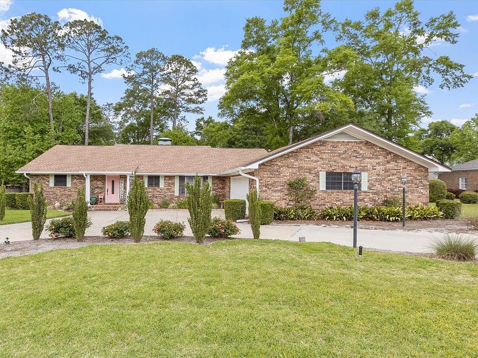 1st image of 304 Live Oak Ln E